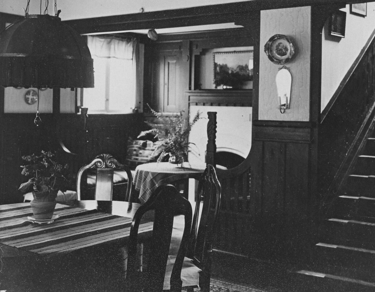 Interiör från Villa Leander på Storängens Strandväg 1. Arkitekt Arvid Bjerke ritade byggnaden år 1905 på uppdrag av journalisten Hans Leander. Åren 1921-1936 var författaren och historikern E. Alfred Jansson bosatt i villan. Foto ca 1920.