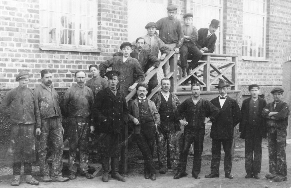 Sickla Jästfabrik startades av bagarmästare Anders Richard Westerdahl intill hans bostad Fannyudde i Sickla i slutet av 1800-talet. 1901 flyttade verksamheten till en nybyggd fabrik i korsningen av Värmdövägen och nuvarande Sickla Industriväg. Vid en förödande  brand i fabriken natten mellan 8 och 9 april 1902 omkom åtta personer när en vägg rasade. De omkomna var alla nyfikna åskådare - ingen i personalen skadades. På bilden ses fabrikens anställda. Foto ca 1920.