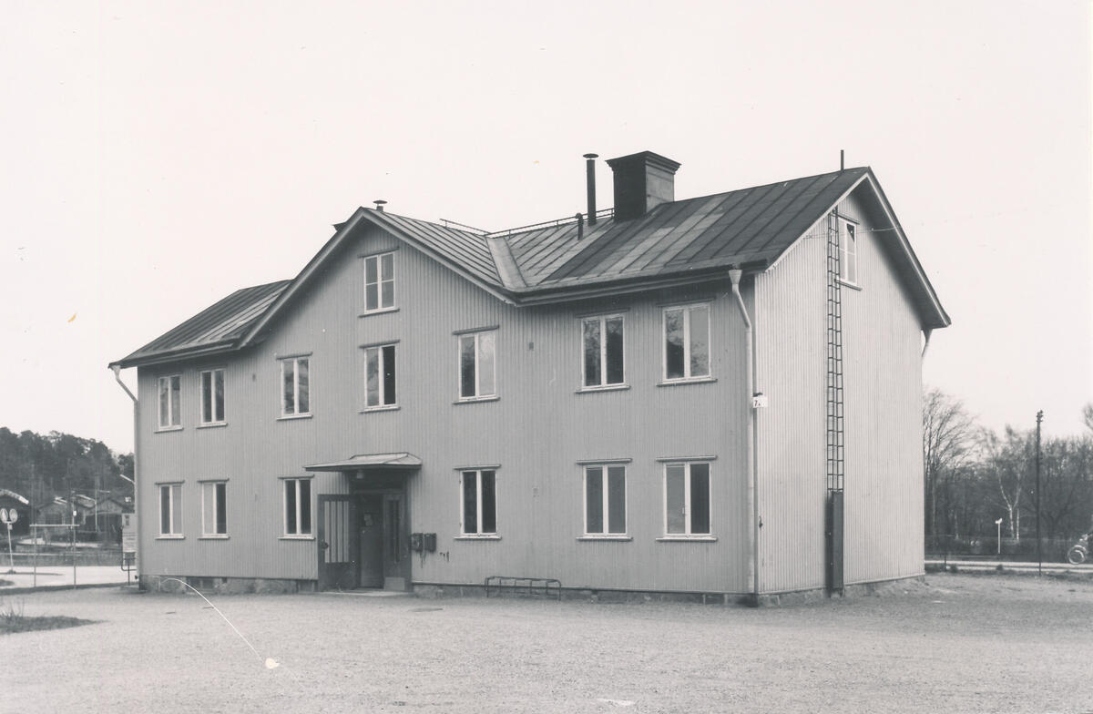 Torsvägen 71 i kvarteret Instrumentet, i Igelboda. Fasad från norr. Foto 1975.