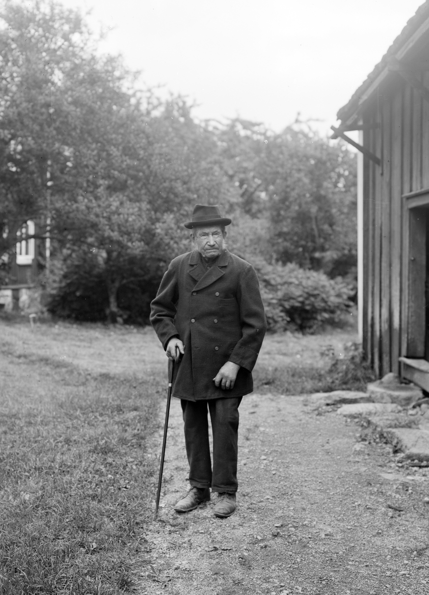 Förre hemmansägaren Karl Isaksson i Skarparp, Svinhult sn. Han hade blivit änkling 1909 och nu bodde han tillsammans med sonen Karl Oskar. Den gamle hemmansägaren avled på gården 1930.