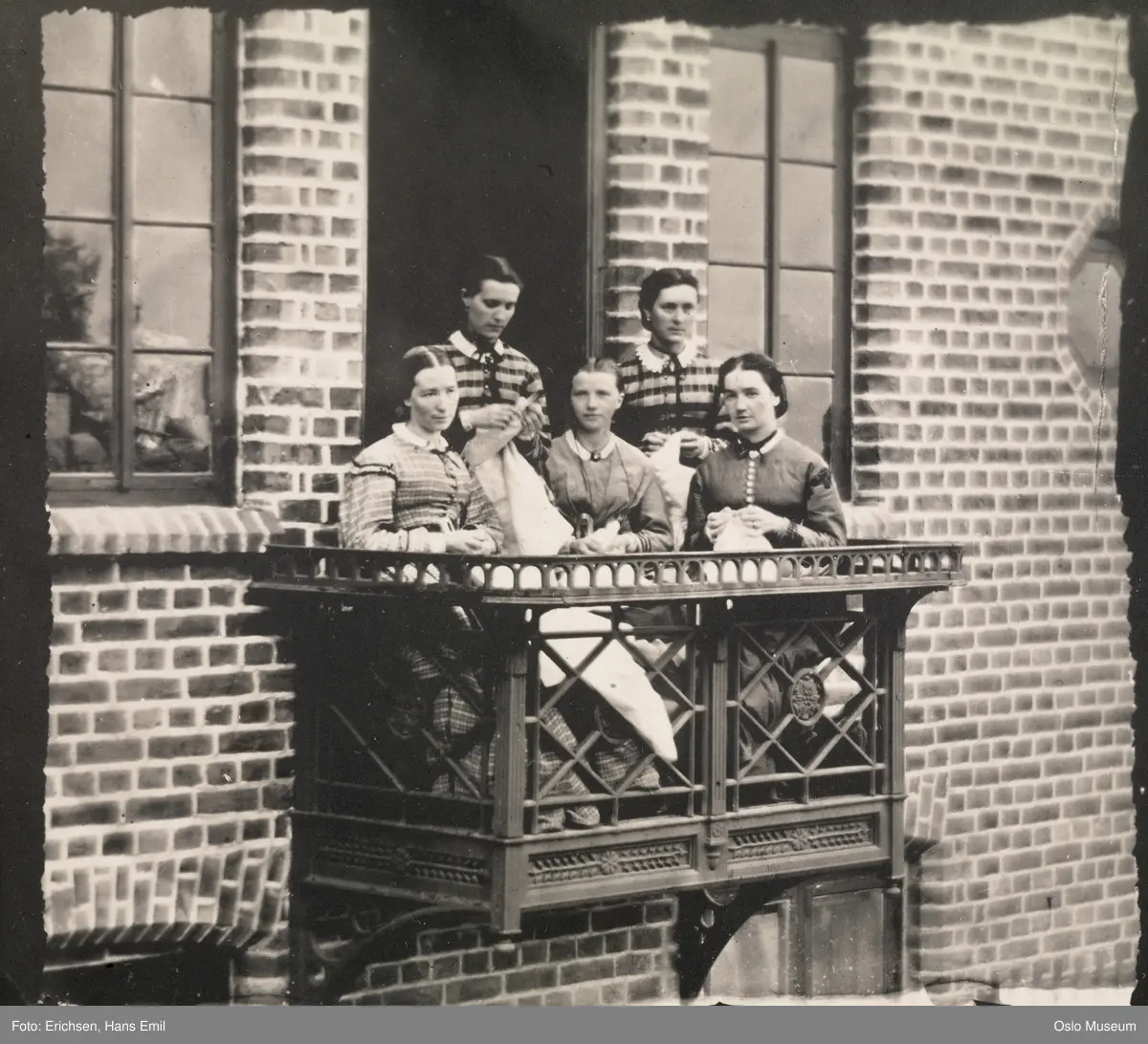 bolighus, balkong, kvinner, sittende og stående