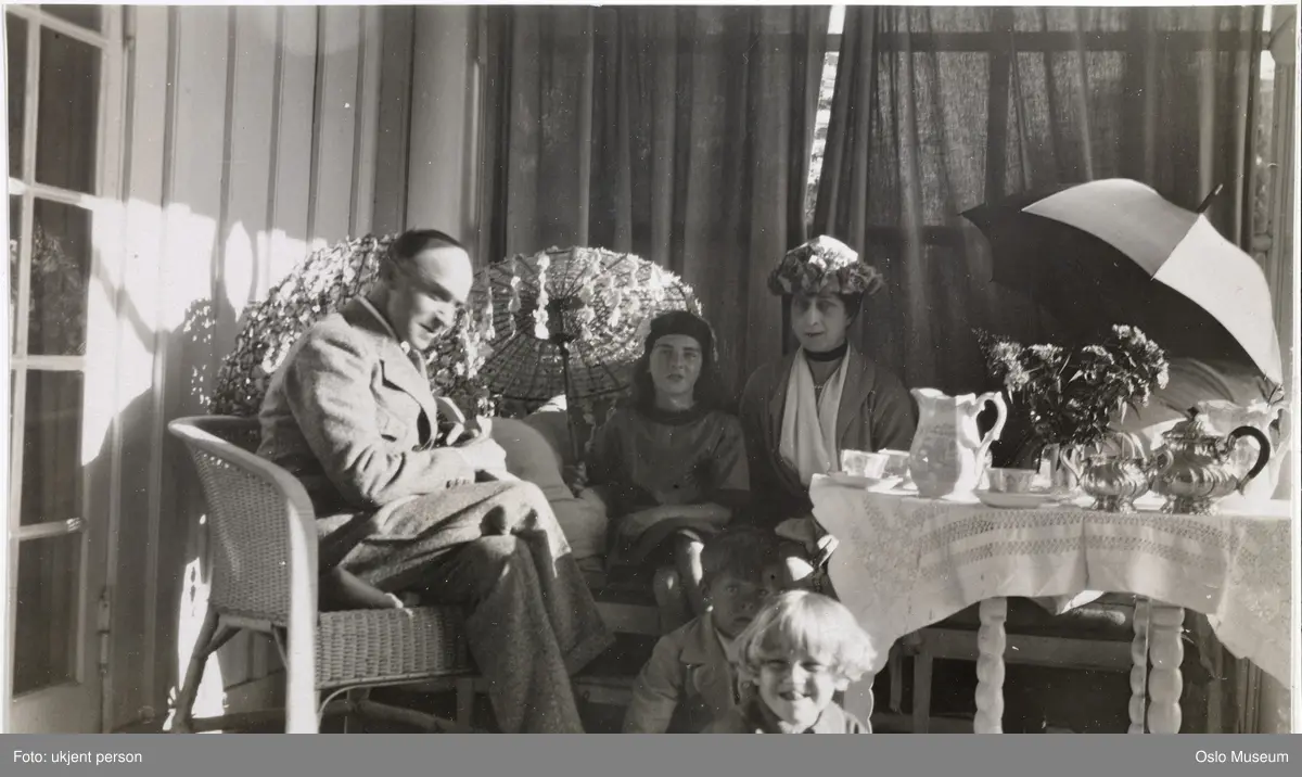 terrasse, hagemøbler, kvinne, dronning, mann, skuespiller, barn, kaffebord, parasoll