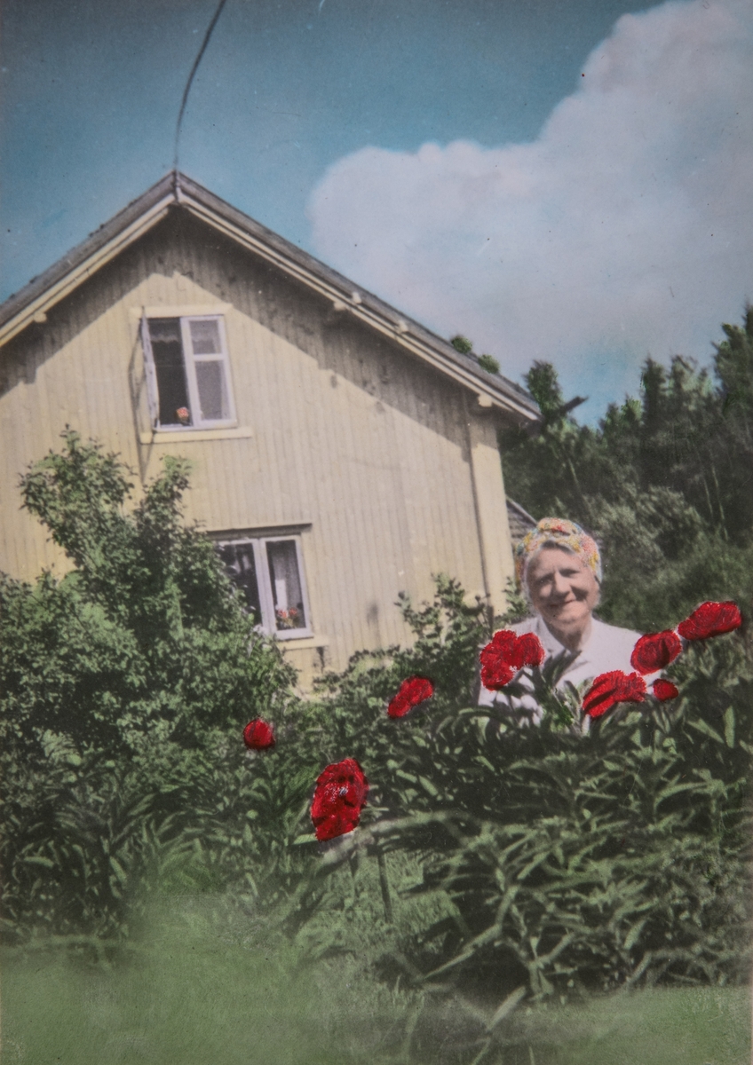 Marie Bruun i hagen med sine flotte blomster, Bruengen, Espa.