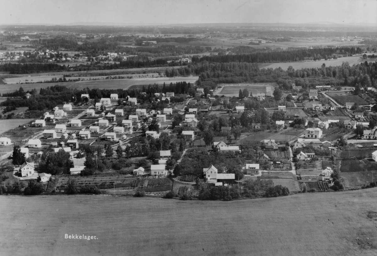 Postkort, Stange, Bekkelaget, flyfoto, boligområde, villaer, tettsted, fotballbanen midt i bildet, Ottestad idrettsplass,