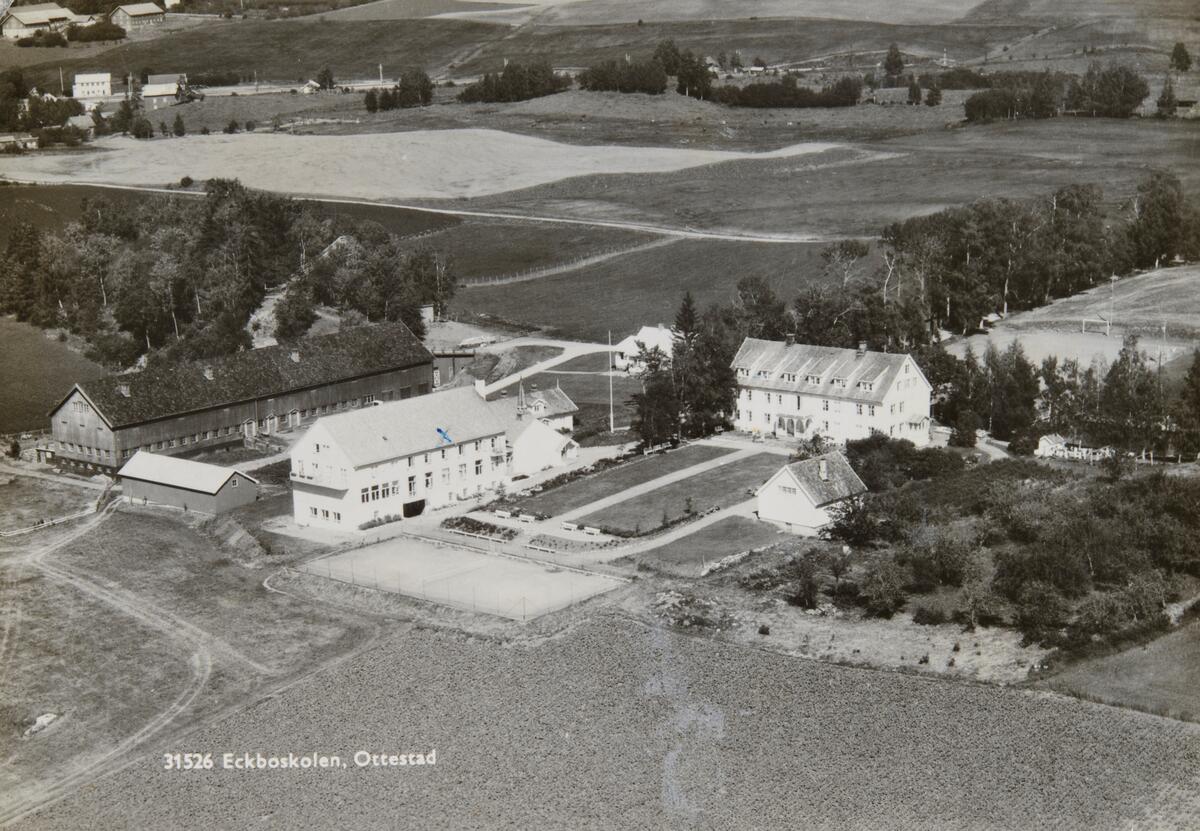 Postkort, Stange, Grimerud gård, hovedbygning, Eckboskolen, hageanlegg, 1935 kjøpte et legat dra Eivind Jensen Eckbo gården Grimerud i Stange, hvor det til 1972 ble drevet internatskole Eckboskolen for gutter med dårlig skolemotivasjon, foreldre i utlandet eller andre problemer.