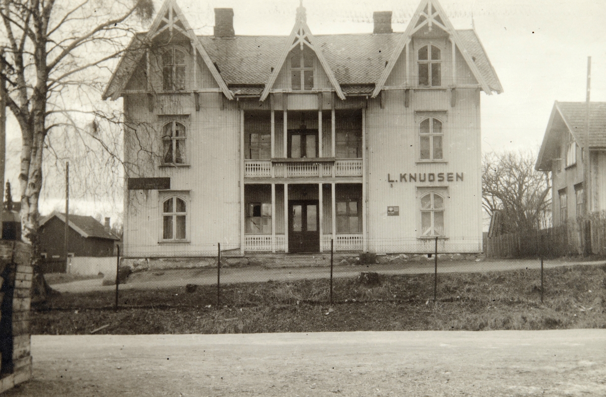 Postkort, Stange sentrum, Stangebyen, Bjørkheim, Frenninggården, Jernbanegata, Lydia Knudsen hadde Frukt og Tobakksforretning til høyre i gården (1935-1971), aviskiosk, E.rik Torgerhagen hadde fiskeforretning her under krigen,