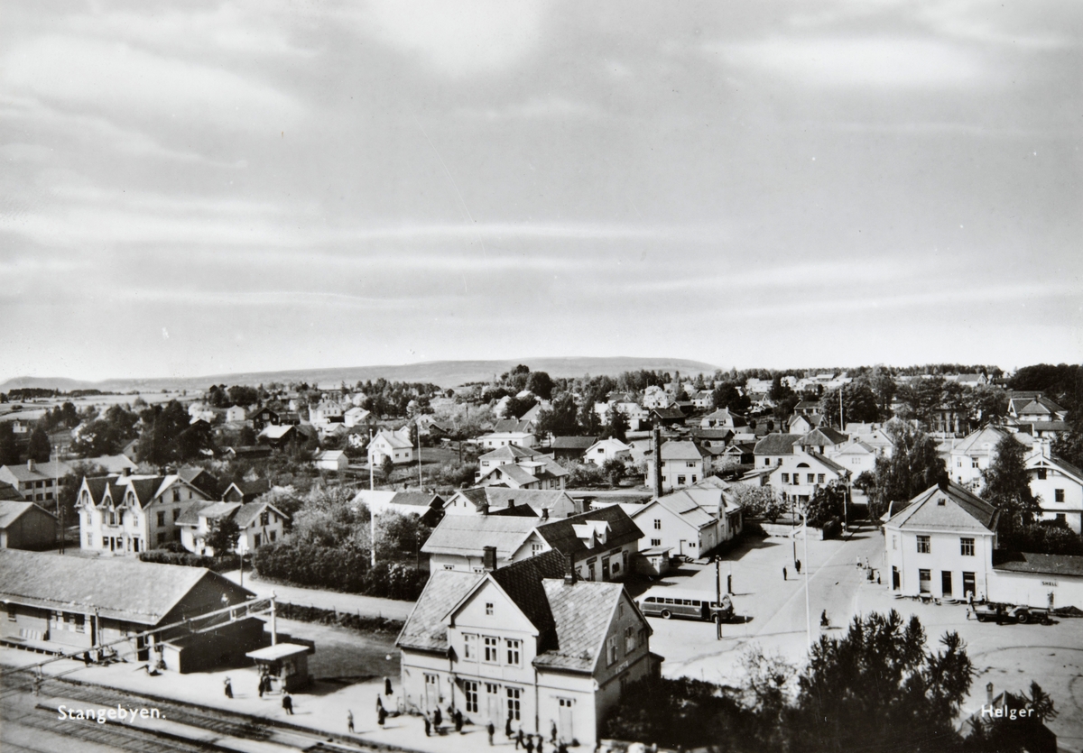 Postkort, Stange stasjon, Stange sentrum, Stangebyen, Jernbanegata, Storgata, sett fra Kornsiloen,
