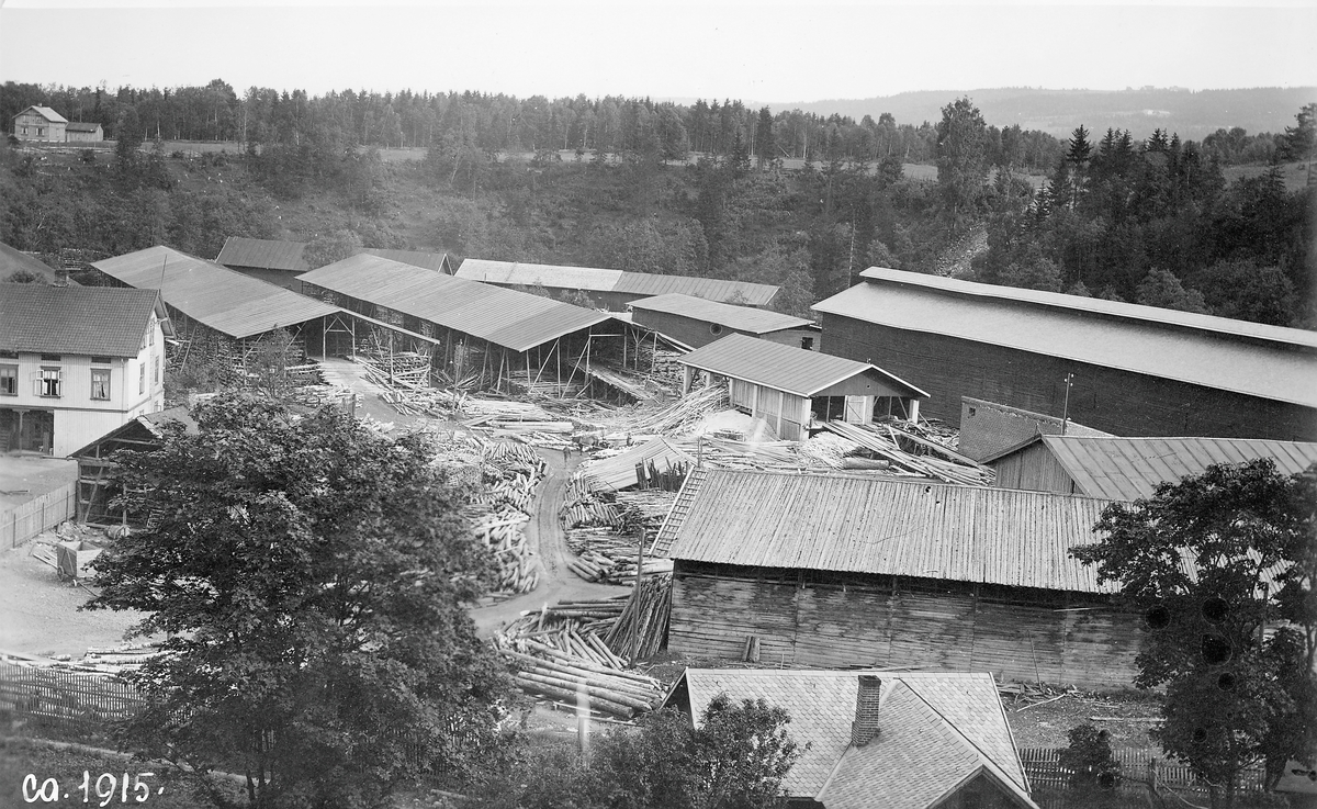 Hunton Bruk, L. A. Enger &Co, til venstre i bildet skimtes Blixseth-gården. Den var bolig for 8-10 familier.