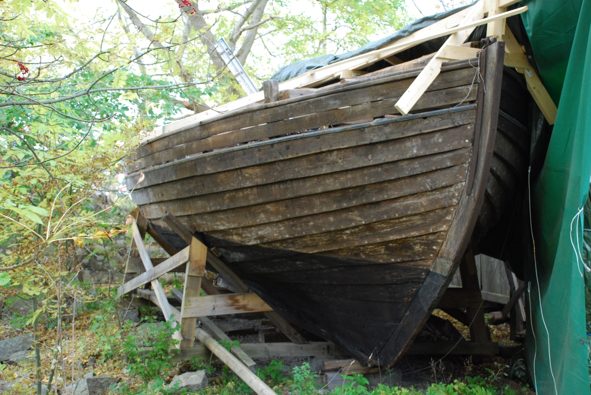 Spiss for og akter, hvalerskøyteprofil på baugen. 13 spant/band, 12 bordganger. Framluke og større skyveluke midt på dekket. Akterluke med nedgang til motoren. Hull i dekket til masta. Bedding til motor. Et skott ved 5. spant forfra inntil masteklampen/-foten. Sengebrisker og skap foran skottet.