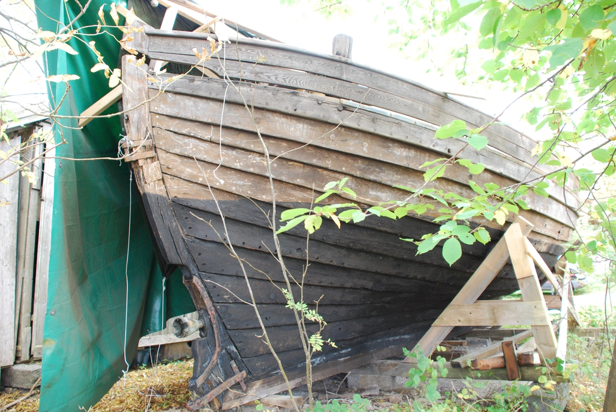 Spiss for og akter, hvalerskøyteprofil på baugen. 13 spant/band, 12 bordganger. Framluke og større skyveluke midt på dekket. Akterluke med nedgang til motoren. Hull i dekket til masta. Bedding til motor. Et skott ved 5. spant forfra inntil masteklampen/-foten. Sengebrisker og skap foran skottet.