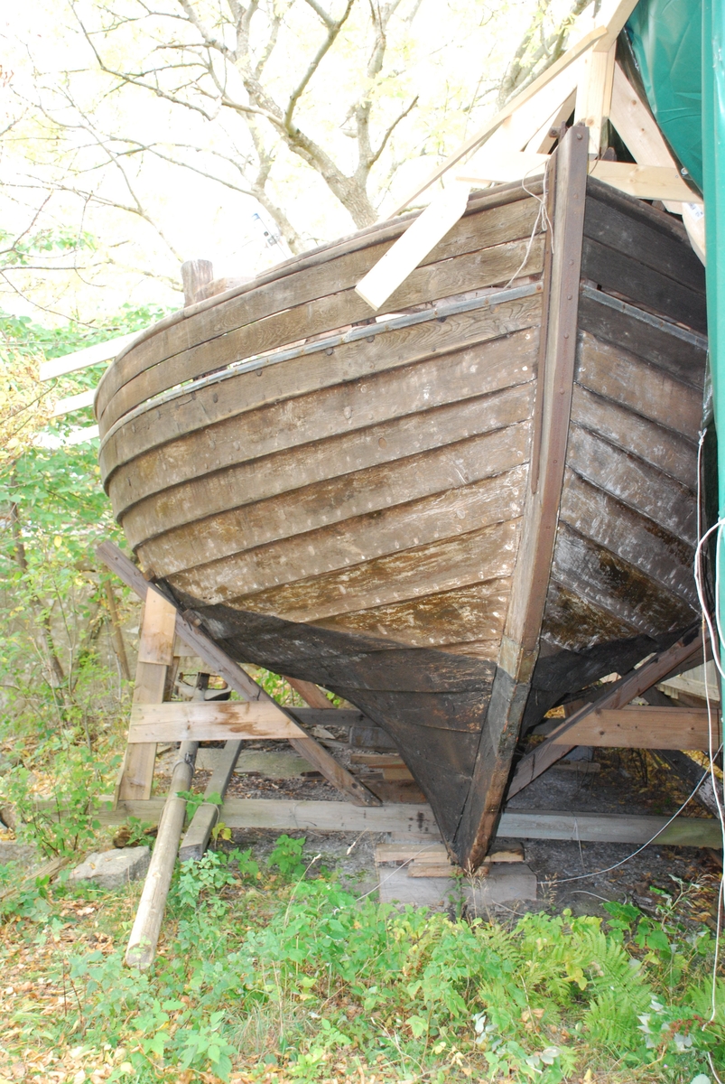 Spiss for og akter, hvalerskøyteprofil på baugen. 13 spant/band, 12 bordganger. Framluke og større skyveluke midt på dekket. Akterluke med nedgang til motoren. Hull i dekket til masta. Bedding til motor. Et skott ved 5. spant forfra inntil masteklampen/-foten. Sengebrisker og skap foran skottet.