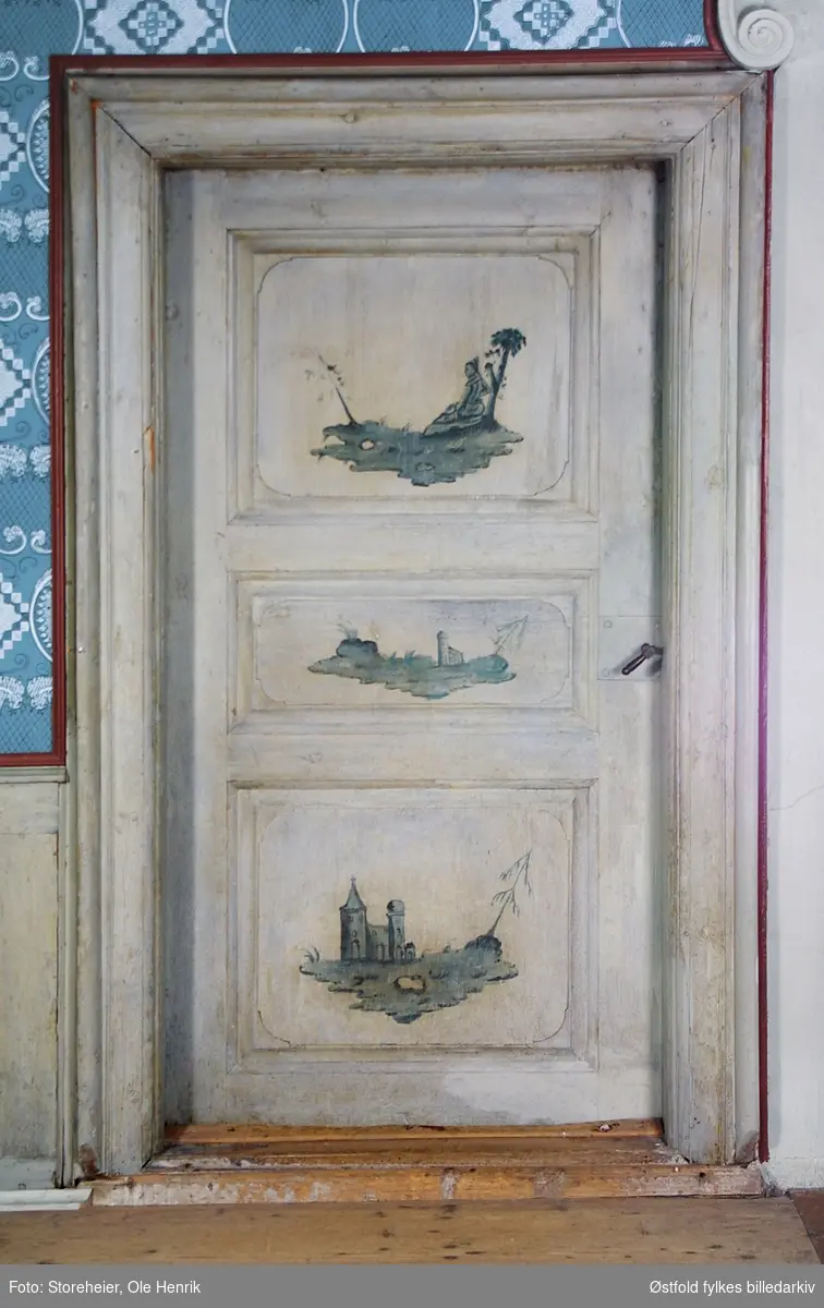 Malte dørdekorasjoner i Narvestadbygningen på Folkenborg Museum. Kunstneren er ukjent. Bygningen er fra  føeste halvdel av 1700-tallet, Dekorasjonene ligner på tidstypiske fajansemalinger i blått på hvit bunn med typiske rokokkodetaljer. Fantasilandskap med enkelte allegoriske skikkelser.
