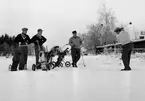 Snö på Linköpings golfbana år 1954. Urban Örtgren slår iväg bollen på annandag jul ...
Golf
385 bilder om Linköping på 1950-talet från tidningen Östgötens arkiv. Framtidstro och optimism är ord som sammanfattar Linköping på femtiotalet. Årtiondet innebar satsningar för att förbättra linköpingsbornas livsvillkor. Bostadsfrågan och trafiklösningarna dominerade den lokalpolitiska agendan.
Bilderna digitaliserades år 2013.