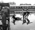 Bandy mellan Gottfridsberg/Derby och Vreta kloster på Tinnerbäcksbadet år 1954
...

385 bilder om Linköping på 1950-talet från tidningen Östgötens arkiv. Framtidstro och optimism är ord som sammanfattar Linköping på femtiotalet. Årtiondet innebar satsningar för att förbättra linköpingsbornas livsvillkor. Bostadsfrågan och trafiklösningarna dominerade den lokalpolitiska agendan.
Bilderna digitaliserades år 2013.