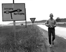Idrottsprofilen Lasse Strandh beslöt sig säsongen 1954 att satsa på maratonlopp. Här gör han sin dagliga dos träning på 15-17 km.
Löpning. 
...

385 bilder om Linköping på 1950-talet från tidningen Östgötens arkiv. Framtidstro och optimism är ord som sammanfattar Linköping på femtiotalet. Årtiondet innebar satsningar för att förbättra linköpingsbornas livsvillkor. Bostadsfrågan och trafiklösningarna dominerade den lokalpolitiska agendan.
Bilderna digitaliserades år 2013.