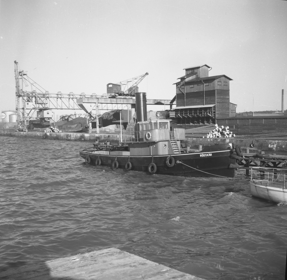 Varbergs hamn. Den 90-åriga "Rödskär" har tjänat ut som bogserbåt. Artikel i samband med bilden publicerad i Varbergs Tidning 1962-02-21.