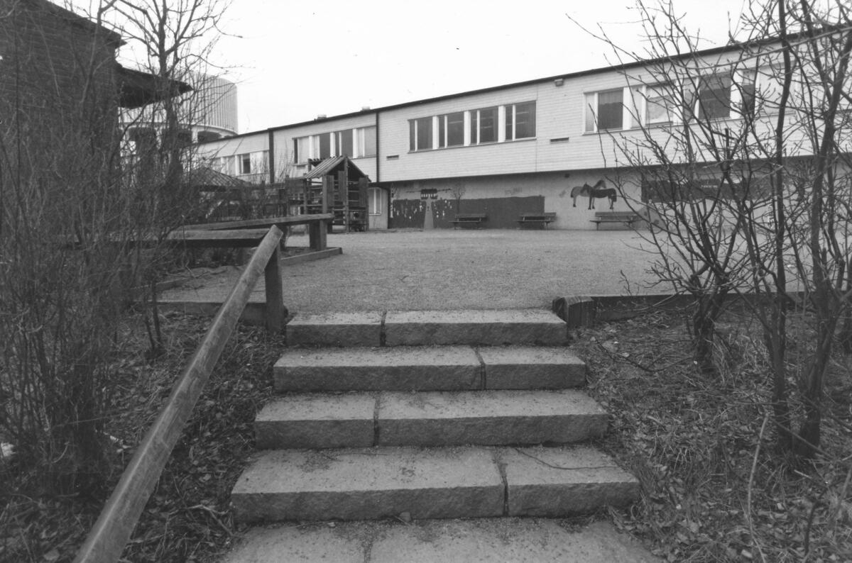 Ektorps skola på Skogsstigen 40 i Ektorp stod klar år 1970. I slutet av 1960-talet ökade behovet av ytterligare skollokaler för låg- och mellanstadiet i Skuru-/Ektorpområdet, och därmed fattades beslut om att uppföra en ny skolbyggnad. I slutet av 2010-talet ökade återigen behovet av större skollokaler och sommaren 2023 revs skolan för att ge plats åt en ny, mycket större Ektorps skola. Foto 1992.