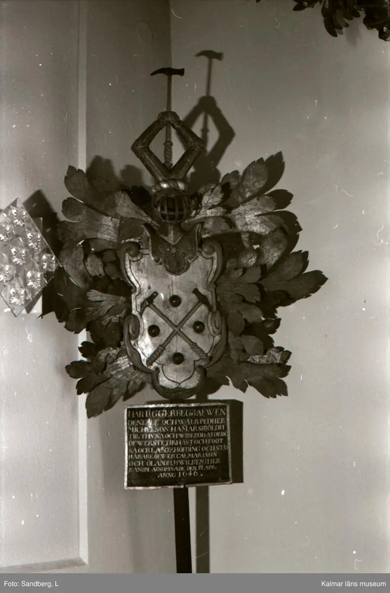Begravningsvapen nr101 i Tuna kyrka. Peder Michelson Hammarskjöld. Efter konservering.