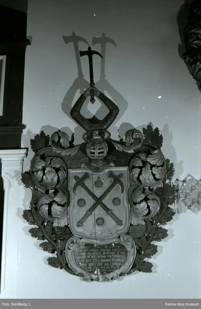Begravningsvapen nr 105 i Tuna kyrka. Lars Hammarskjöld.