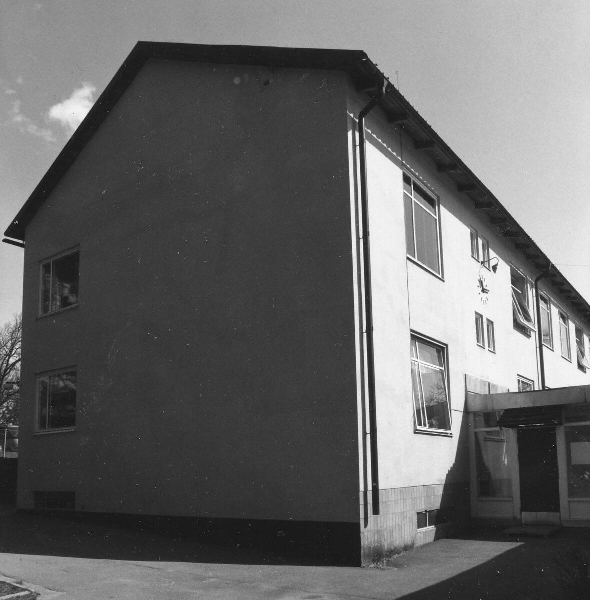 Sågtorpsskolan på Boo Kyrkväg 5, en bit nedanför Boo Kyrka, i området Mensättra. Skolbyggnaden, ritad av arkitekt Tore Moxness, stod färdig hösten 1949. Foto 1992.