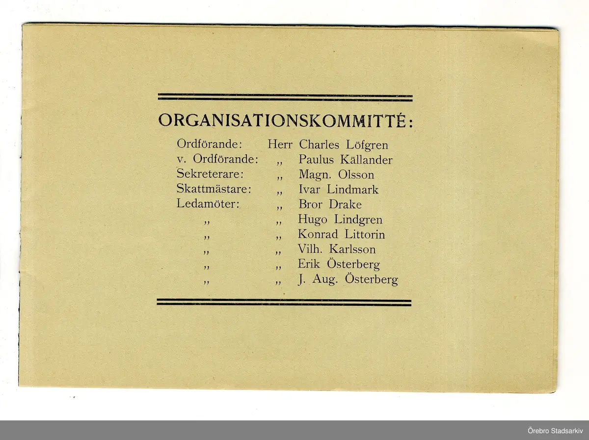 Idrottsprogram. SM-tävlingar i simning, 1907-07-21. Hederspresident: Landshövding Th. Nordström. Tävlingsledare: Charles Löfgren. Skiljedomare: Carl Engelbrektson. Prisdomare: Erik Bergvall, John G. Andersson, M. Kihlmark. Måldomare: K. A. Holm. Sekreterare: Magn. Olsson. Starter: Konrad Littorin. Ledare för tidtagarna: Vilhelm Karlsson. Domare i vattenpolo: E. Lundberg. Ordningsmarsalk: Hugo Lindgren. Tävlande: Adolf Andersson, Robert Andersson, Edvin Bohman, Pontus Hansson, Ernfrid Jansson, Melker Jansson,  Hjalmar Johansson, Ivar Karlsson, Ernst Kjellgren, Torsten Kumfeldt, Paulus Källander, Emil Lunberg,  Hilmer Löfberg, V. Persson, Ivan Pettersson, N. Regnell, Eric Tjäder.