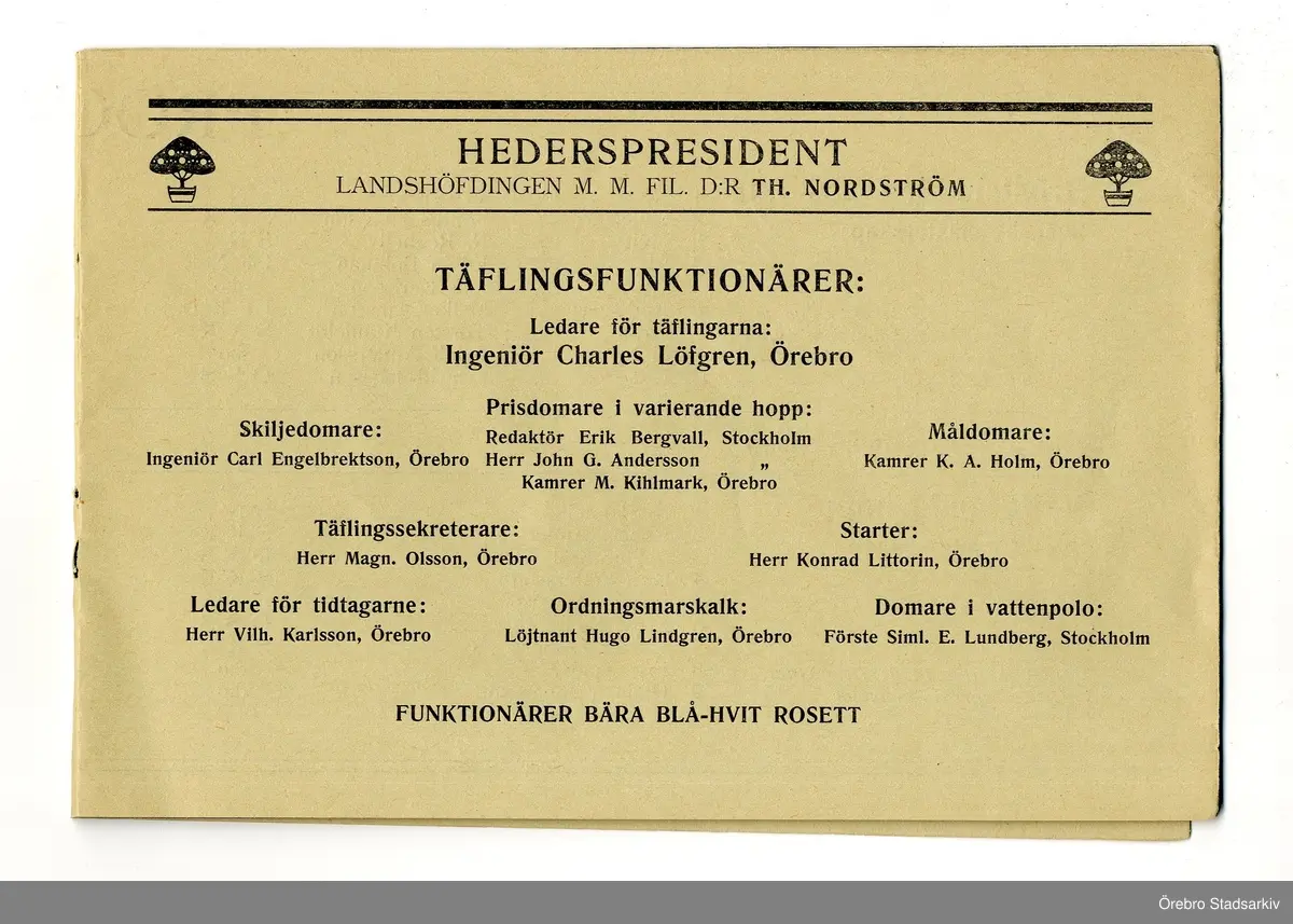 Idrottsprogram. SM-tävlingar i simning, 1907-07-21. Hederspresident: Landshövding Th. Nordström. Tävlingsledare: Charles Löfgren. Skiljedomare: Carl Engelbrektson. Prisdomare: Erik Bergvall, John G. Andersson, M. Kihlmark. Måldomare: K. A. Holm. Sekreterare: Magn. Olsson. Starter: Konrad Littorin. Ledare för tidtagarna: Vilhelm Karlsson. Domare i vattenpolo: E. Lundberg. Ordningsmarsalk: Hugo Lindgren. Tävlande: Adolf Andersson, Robert Andersson, Edvin Bohman, Pontus Hansson, Ernfrid Jansson, Melker Jansson,  Hjalmar Johansson, Ivar Karlsson, Ernst Kjellgren, Torsten Kumfeldt, Paulus Källander, Emil Lunberg,  Hilmer Löfberg, V. Persson, Ivan Pettersson, N. Regnell, Eric Tjäder.