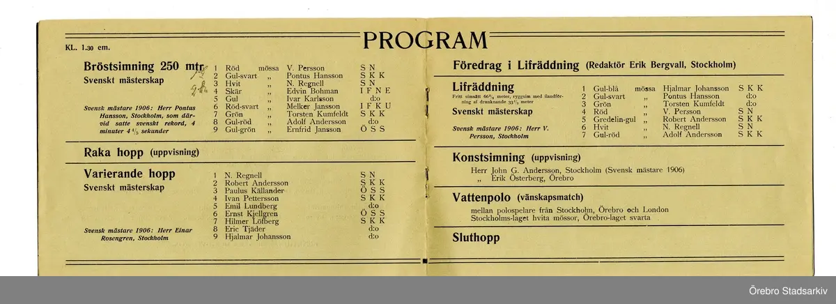 Idrottsprogram. SM-tävlingar i simning, 1907-07-21. Hederspresident: Landshövding Th. Nordström. Tävlingsledare: Charles Löfgren. Skiljedomare: Carl Engelbrektson. Prisdomare: Erik Bergvall, John G. Andersson, M. Kihlmark. Måldomare: K. A. Holm. Sekreterare: Magn. Olsson. Starter: Konrad Littorin. Ledare för tidtagarna: Vilhelm Karlsson. Domare i vattenpolo: E. Lundberg. Ordningsmarsalk: Hugo Lindgren. Tävlande: Adolf Andersson, Robert Andersson, Edvin Bohman, Pontus Hansson, Ernfrid Jansson, Melker Jansson,  Hjalmar Johansson, Ivar Karlsson, Ernst Kjellgren, Torsten Kumfeldt, Paulus Källander, Emil Lunberg,  Hilmer Löfberg, V. Persson, Ivan Pettersson, N. Regnell, Eric Tjäder.