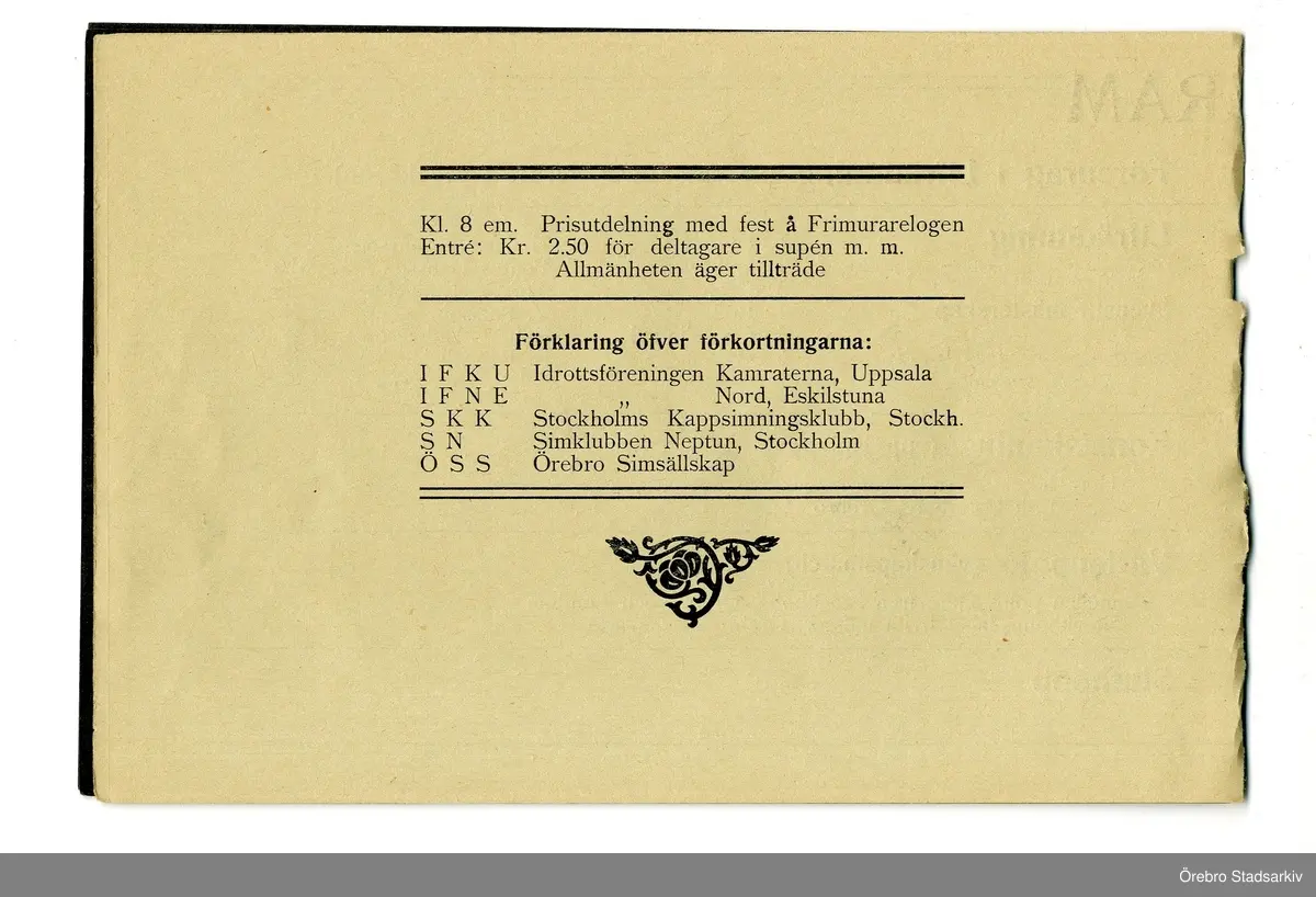 Idrottsprogram. SM-tävlingar i simning, 1907-07-21. Hederspresident: Landshövding Th. Nordström. Tävlingsledare: Charles Löfgren. Skiljedomare: Carl Engelbrektson. Prisdomare: Erik Bergvall, John G. Andersson, M. Kihlmark. Måldomare: K. A. Holm. Sekreterare: Magn. Olsson. Starter: Konrad Littorin. Ledare för tidtagarna: Vilhelm Karlsson. Domare i vattenpolo: E. Lundberg. Ordningsmarsalk: Hugo Lindgren. Tävlande: Adolf Andersson, Robert Andersson, Edvin Bohman, Pontus Hansson, Ernfrid Jansson, Melker Jansson,  Hjalmar Johansson, Ivar Karlsson, Ernst Kjellgren, Torsten Kumfeldt, Paulus Källander, Emil Lunberg,  Hilmer Löfberg, V. Persson, Ivan Pettersson, N. Regnell, Eric Tjäder.