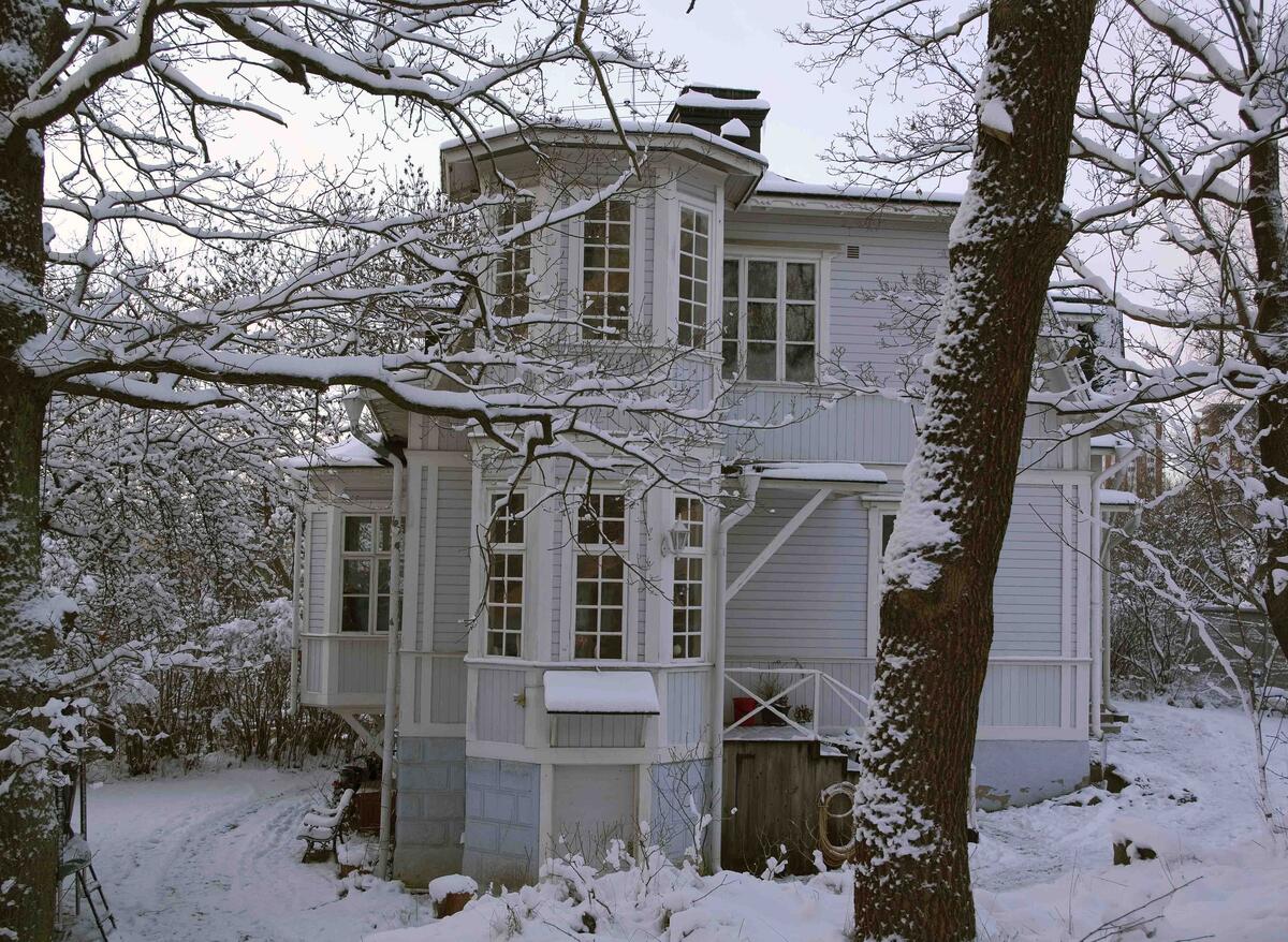 Villa Agneshill - den så kallade stinsbostaden - på Sjötorpsvägen 3 i Sickla uppfördes 1898. Foto 2013.