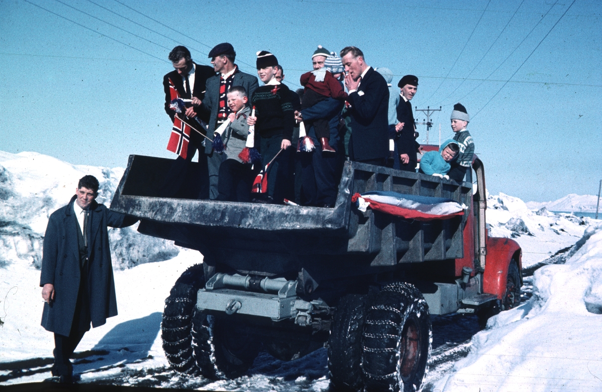 17. mai i Ny-Ålesund. Deltakerne i toget  på planet av en lastebil