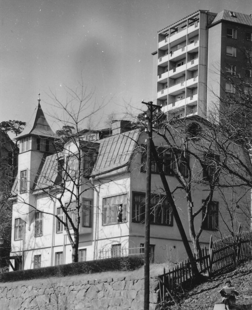 Villa Sicklahöjd med adress Värmdövägen 97. Villan finns ännu kvar, och byggdes på i slutet av 1980-talet. Foto 1954.