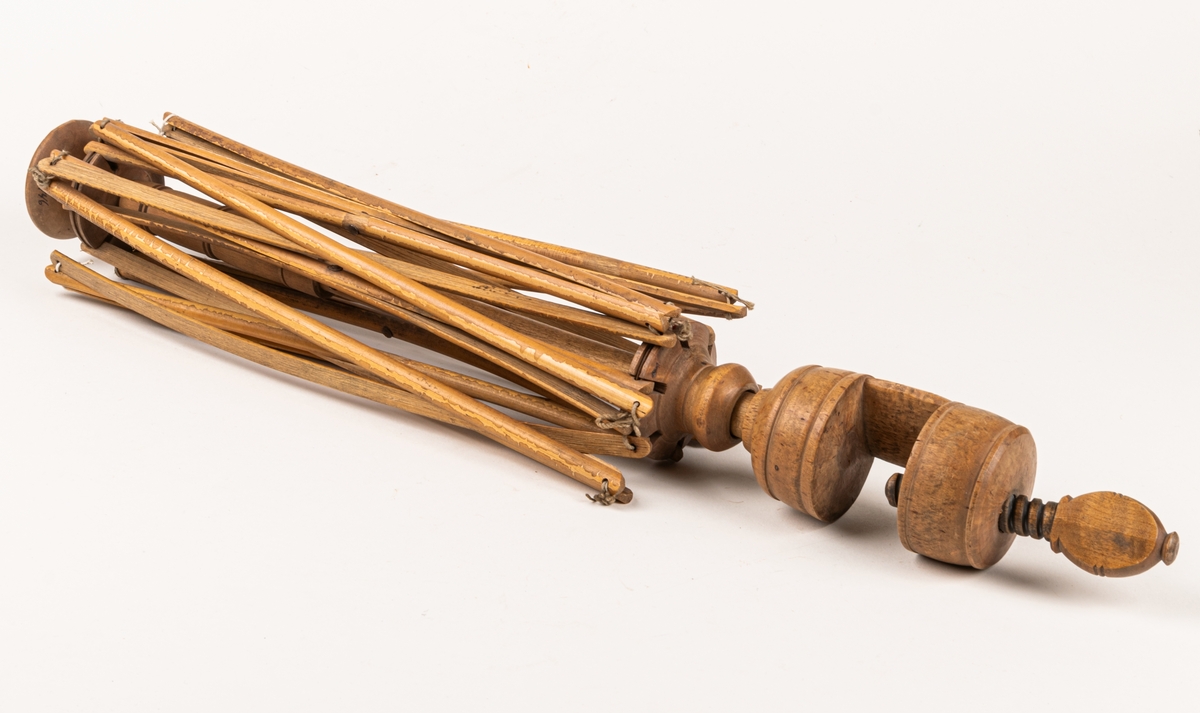 Härvel för garn, att sätta fast vid bordsskiva.