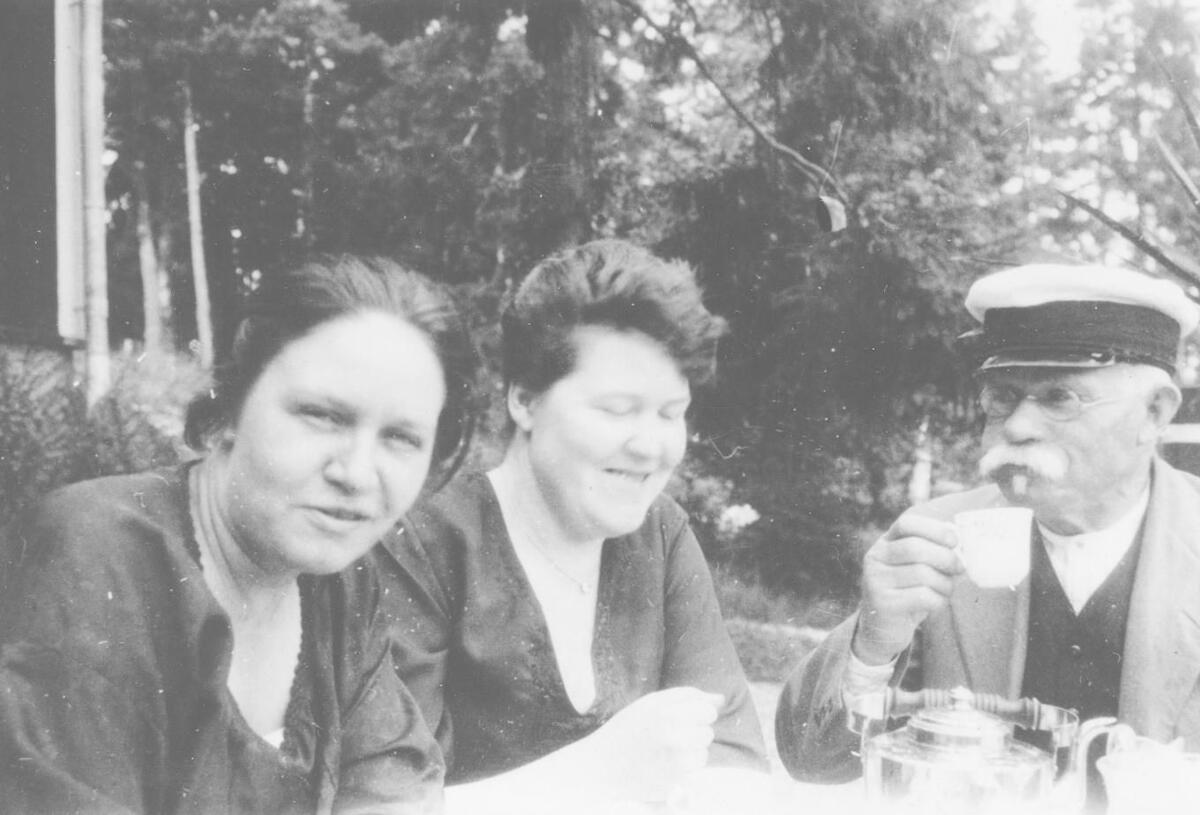 Olov Strömblad till höger i bild, uppförde sommarnöjet Bergdalen i Björknäs i slutet av 1800-talet. Bergdalen var i familjen Strömblads ägo fram till 1956. Foto ca 1931.