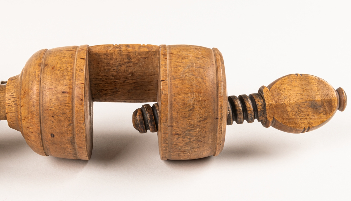 Härvel för garn, att sätta fast vid bordsskiva.