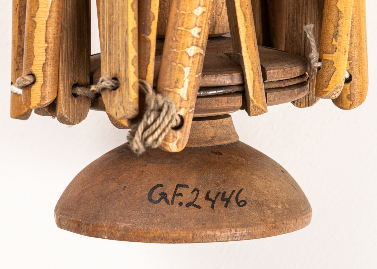 Härvel för garn, att sätta fast vid bordsskiva.