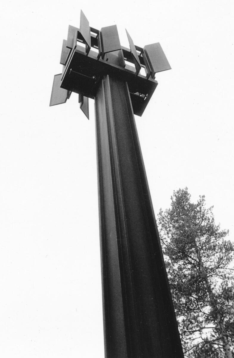 Klockstapeln av stål vid Storkällans kapell. Stapeln - ritad av arkitekt Wolfgang Huebner - har två klockor. Foto 1970.