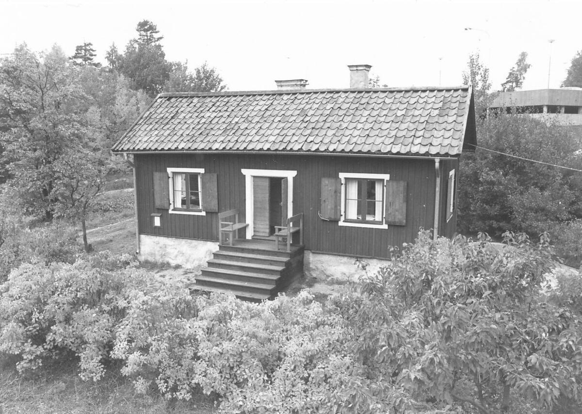 Torpet Koldalen, som skänktes år 1951 till den nybildade hembygdsföreningen - Boo hembygdsförening - rustades upp av föreningsmedlemmar 1982. Fotot visar torpet efter renoveringen. Foto 1982.