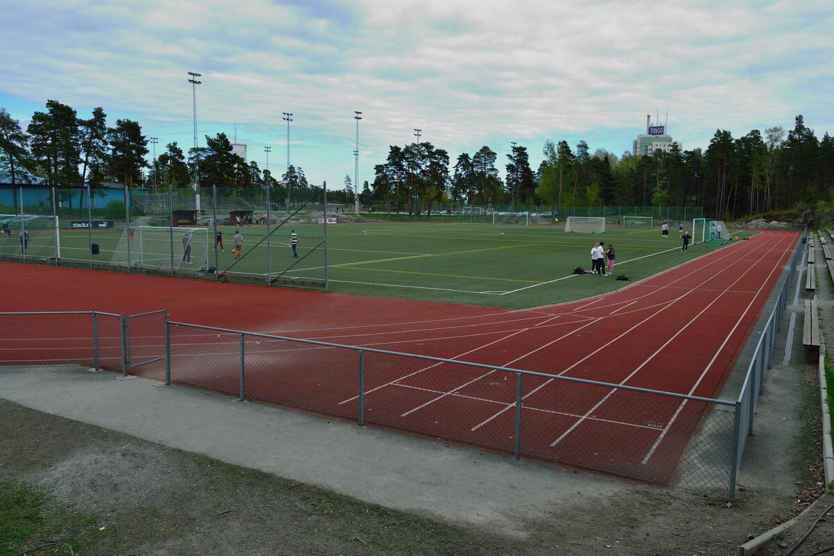 Järla idrottsplats i området Järlahöjden invigdes den 29 juni 1956. Idrottsplatsen var tidigare belägen invid Värmdövägen i Järla, där Nacka brandstation idag är placerad. Foto 2013.