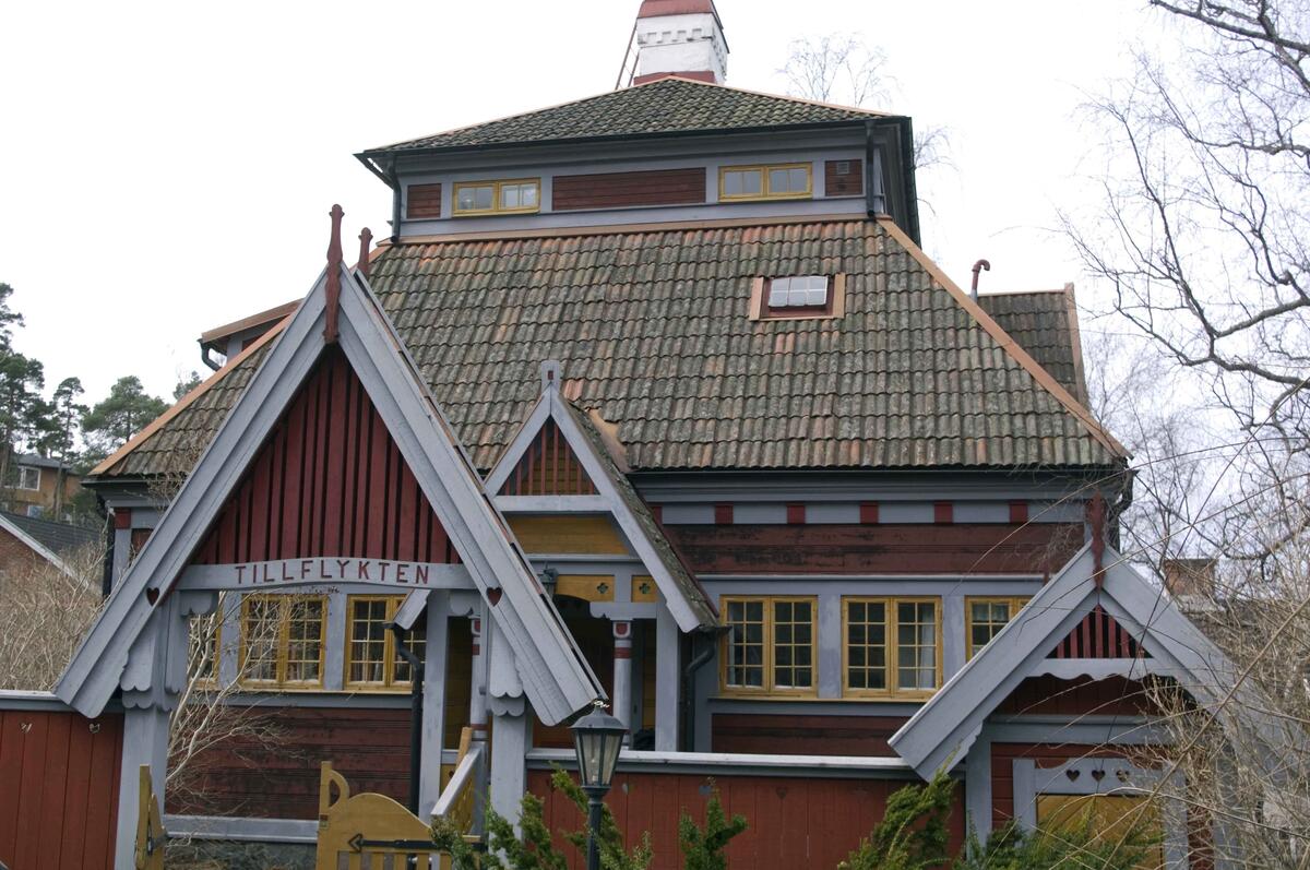 Villa Leander, även kallad Villa Tillflykten, på Storängens Strandväg 1 ritades år 1905 av arkitekt Arvid Bjerke på uppdrag av journalisten Hans Leander. Åren 1921-1936 var författaren och historikern E Alfred Jansson bosatt i villan. Foto 2013