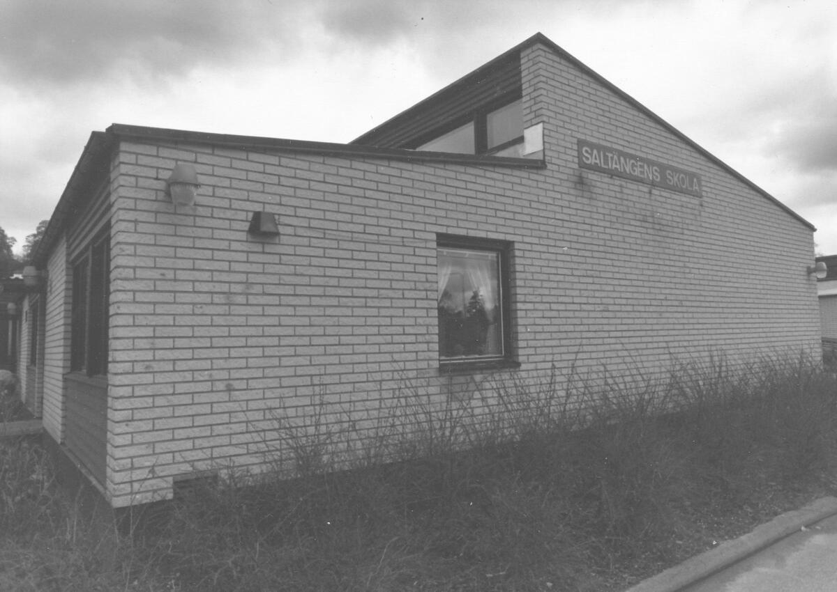 Låg- och mellanstadieskolan på Hägervägen 33 i området Saltängen ritades av arkitekt Karl W Ottesen, och den 28 september 1967 påbörjades arbetet med att bygga skolan. I november 1968 slutbesiktigades det betydande byggnadskomplexet. Anläggningen omfattar åtta huskroppar med sex mellanstadierum och lika många lågstadierum. Dessutom finns kök och matsal och lokaler för trä- och metallslöjd, musikrum, bibliotek, administrationslokaler samt skyddsrum. Den 5 maj 1969 invigdes Saltängens skola. Foto 1992.