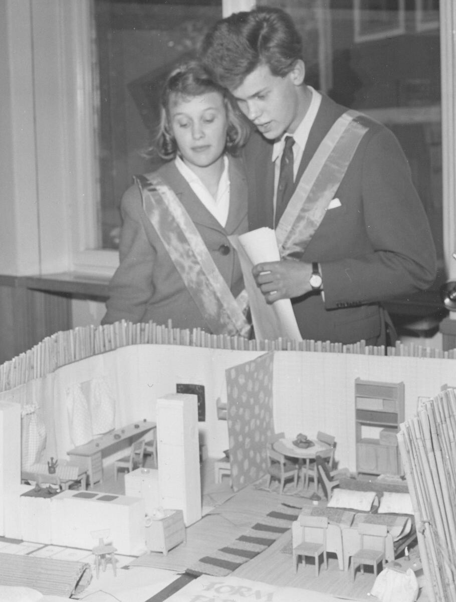 Skolelever på konstutställningen "Färg, form och fantasi" i Sickla skola i maj 1959. Sickla låg- och mellanstadieskola, på Gillevägen 5 i området Tallbacken, ritades av arkitekt C.O. Hallström. Skolan invigdes den 22 januari 1958. Foto 1959.