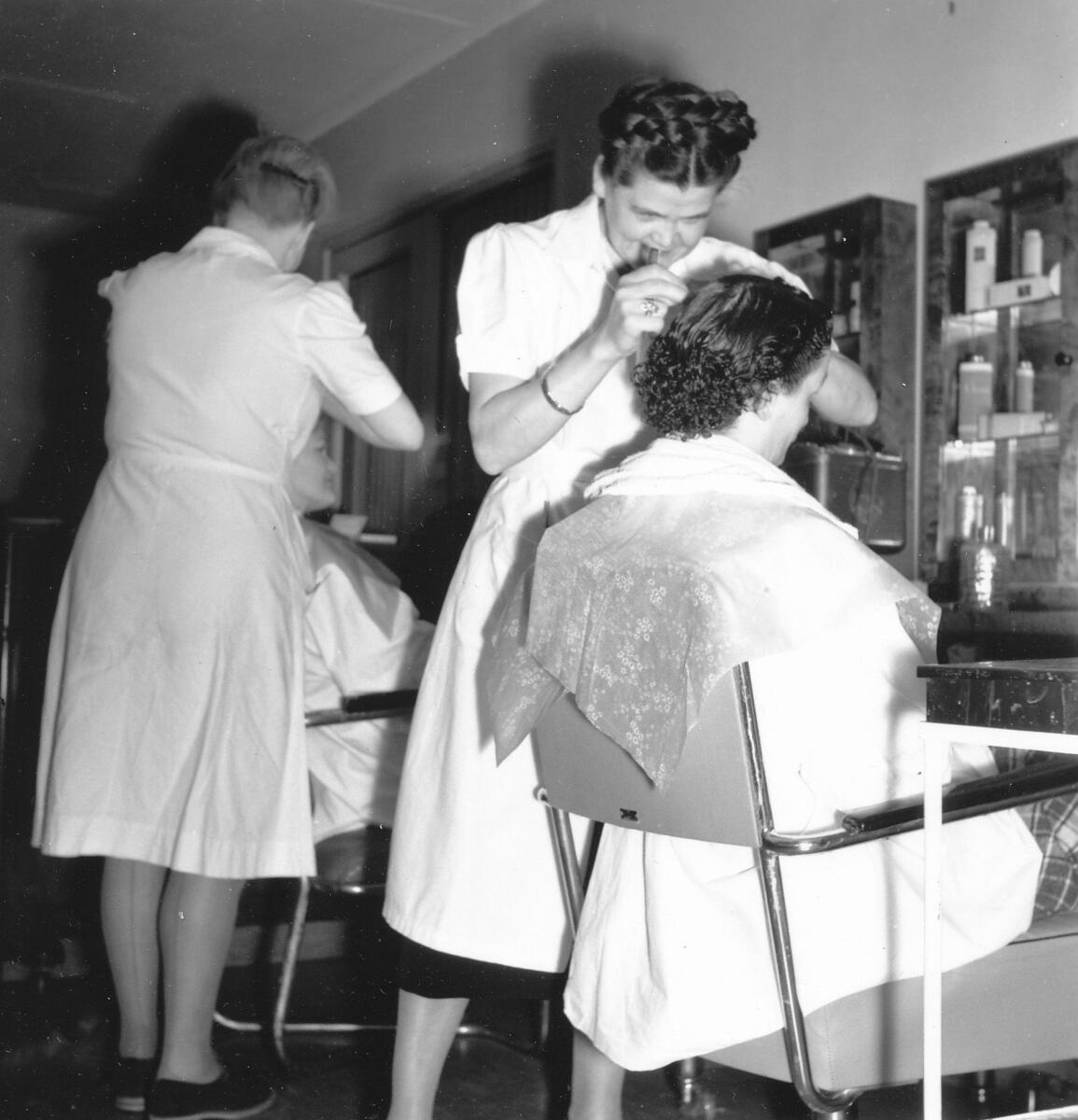 Ruth Ericsson drev sedan 1940-talet damfriseringen på Duvnäsvägen 4 i Ekängen. I lokalen intill ombesörjde maken Eric herrklippning. Foto 1950.