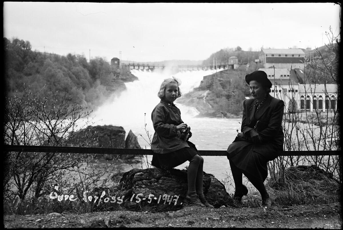 Kvinne og barn ved Øvre Leirfoss