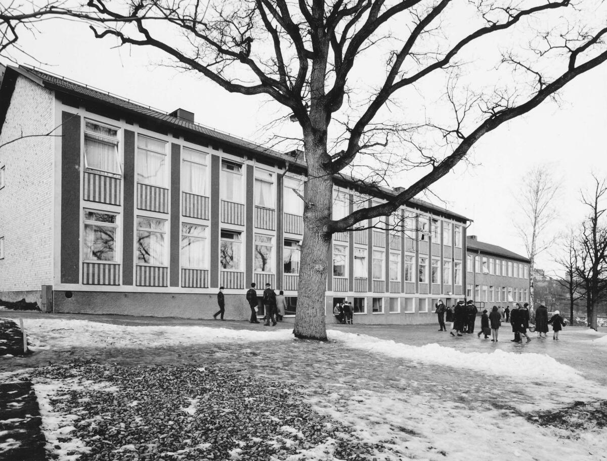 Sickla låg- och mellanstadieskola, på Gillevägen 5 i området Tallbacken, ritades av arkitekt C.O. Hallström. Skolan invigdes den 22 januari 1958. Foto 1958.