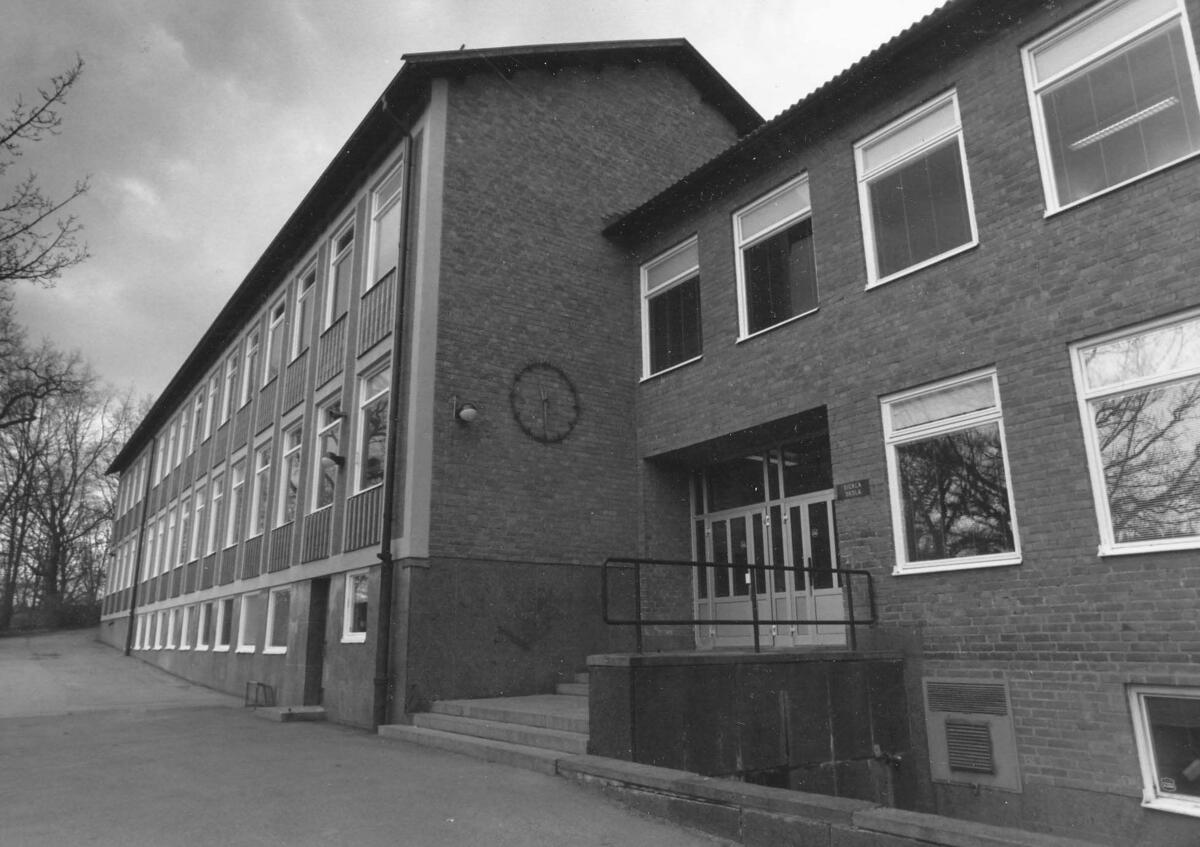 Sickla låg- och mellanstadieskola, på Gillevägen 5 i området Tallbacken, ritades av arkitekt C.O. Hallström. Skolan invigdes den 22 januari 1958. Foto 1992.