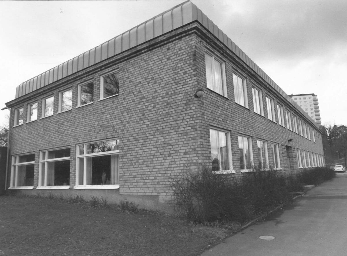 Sickla låg- och mellanstadieskola, på Gillevägen 5 i området Tallbacken, ritades av arkitekt C.O. Hallström. Skolan invigdes den 22 januari 1958. Foto 1992.