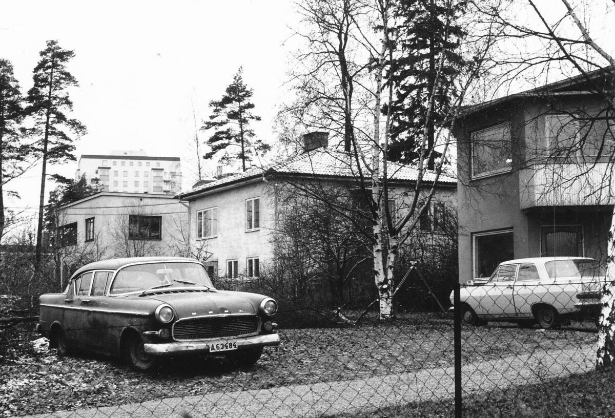 Villor på Värmdövägen 239, 241 och 243, närmast i bild, i området Skogalund, före rivningen av dessa i samband med planeringen av nya Saltsjöbadsvägen - idag Saltsjöbadsleden. Foto 1968.