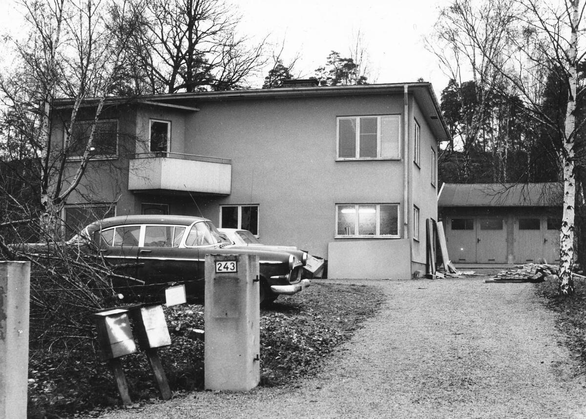 Villa på Värmdövägen 243 i området Skogalund, strax före rivningen i samband med planeringen av nya Saltsjöbadsvägen - idag Saltsjöbadsleden. Foto 1968.