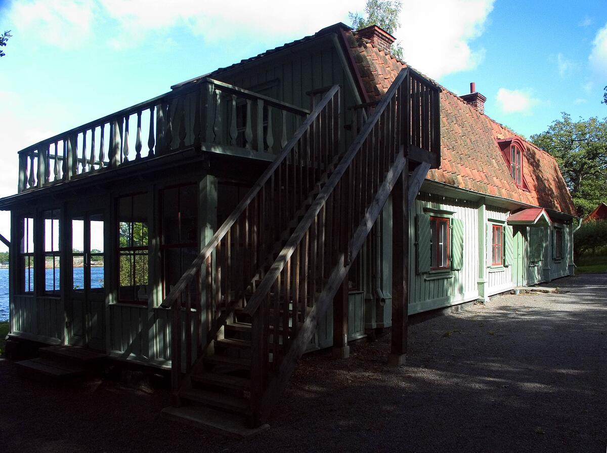Lilla Nyckelvikens huvudbyggnad - sedd från framsidan efter renoveringen 1996. Troligen är byggnaderna på Lilla Nyckelviken uppförda vid samma tidpunkt som de på Stora Nyckelviken, d.v.s. på 1740-talet. Huvudbyggnaden, Röda stugan och uthuset på Lilla Nyckelviken renoverades 1996. Huvudbyggnaden exteriört och interiört, men Röda stugan och uthuset exteriört. Den 6 juni 1989 blev Lilla Nyckelviken klassat som kulturhistoriskt intressant område. Foto 2004.