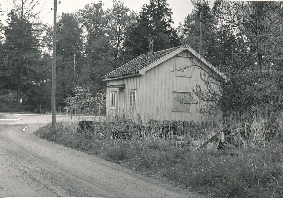 Byggnaden  "Bladströms Stall" - uppförd i början av 1920-talet - i  korsningen Stora vägen/Ältavägen. Bladström var åkare och utförde körningar åt tomtägarna i Kolarängen. Foto 1975.